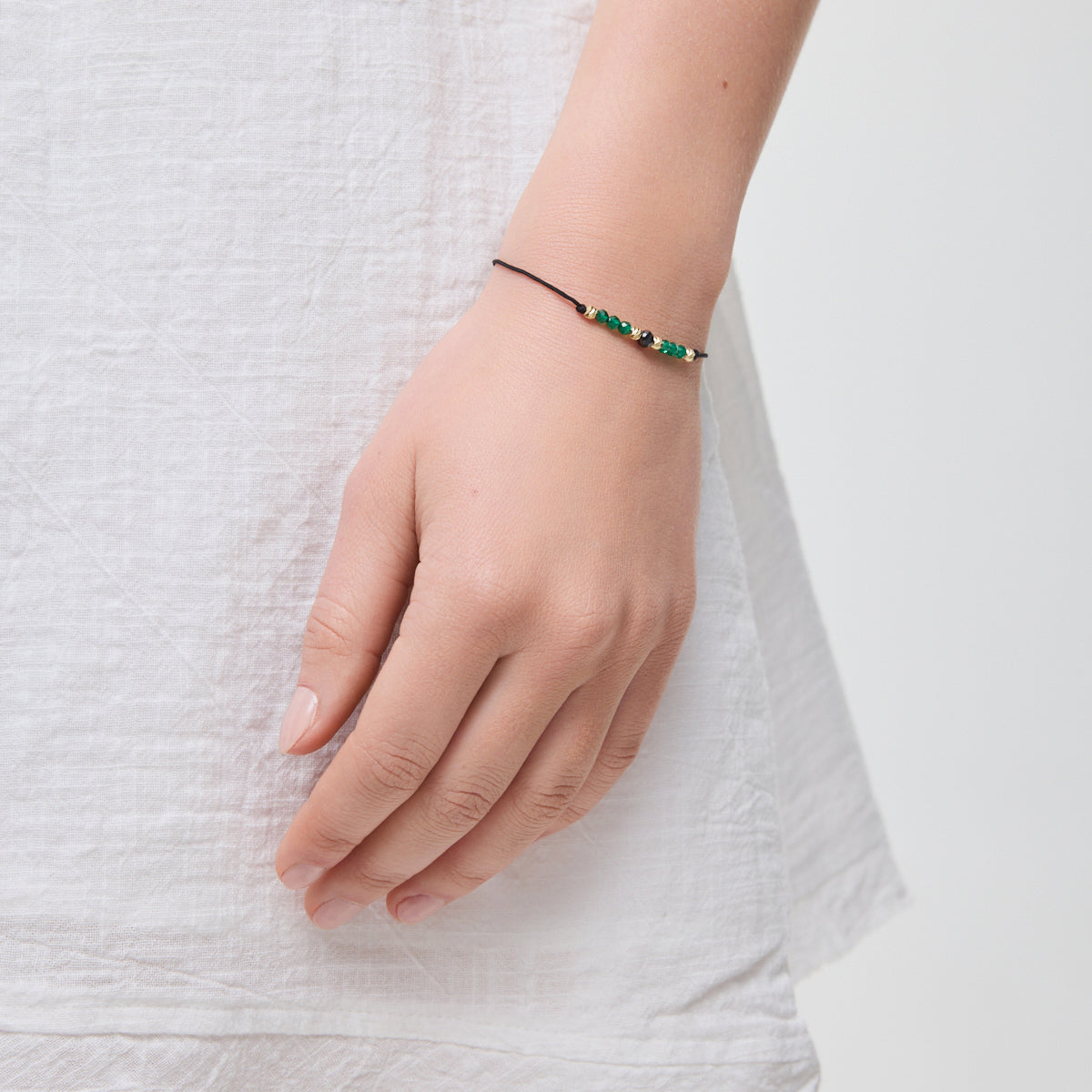 Bransoletka złota na czarnym sznurku z kolorowymi cyrkoniami