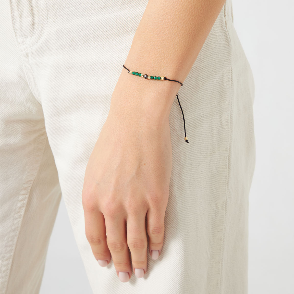 Bransoletka złota na czarnym sznurku z kolorowymi cyrkoniami