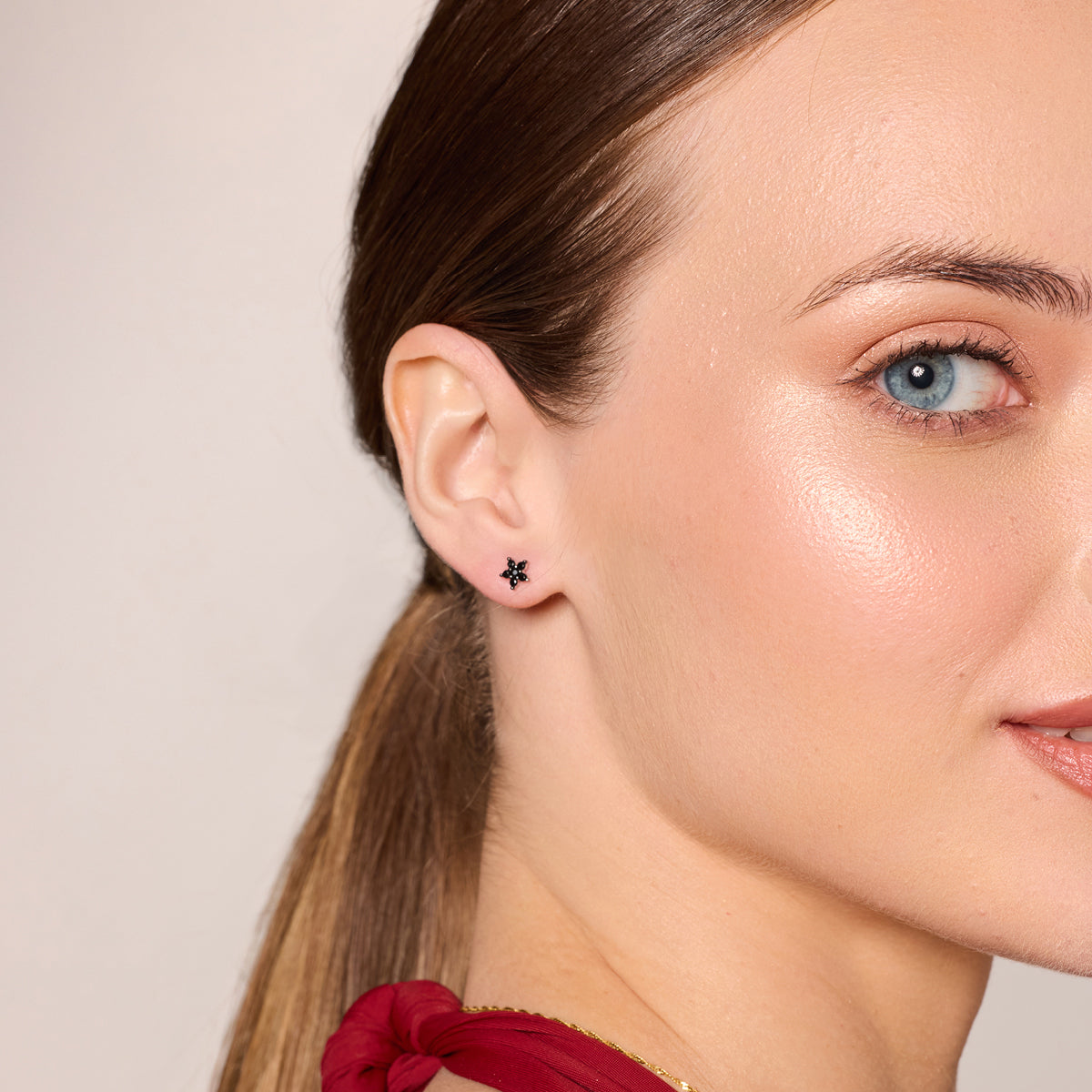 Kolczyk srebrny z czarnymi cyrkoniami - gwiazda