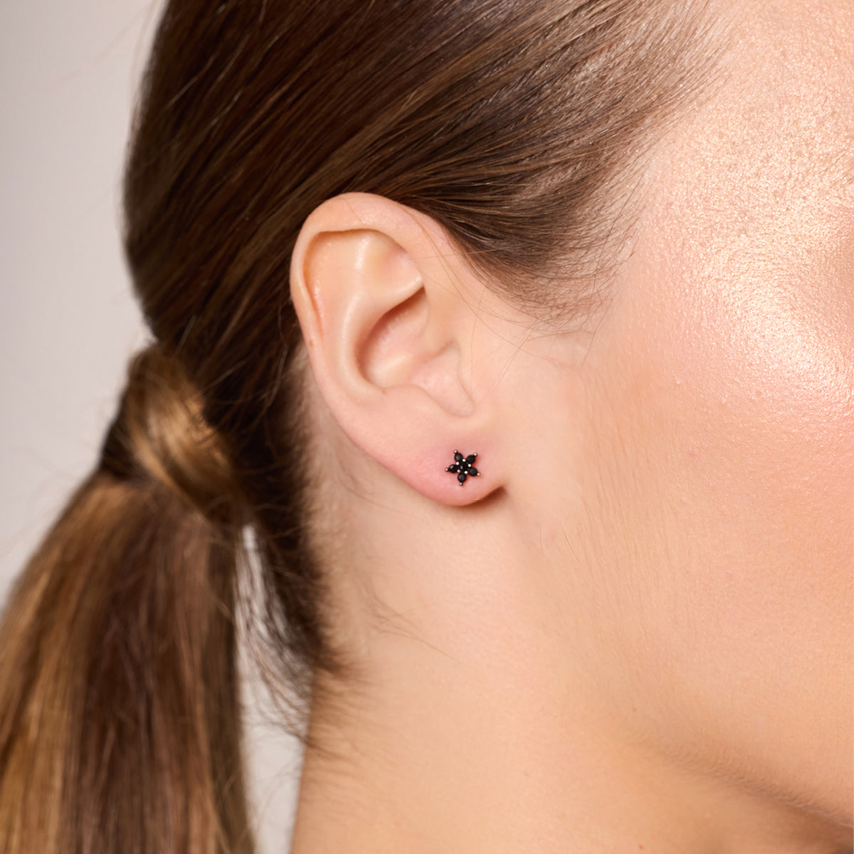 Kolczyk srebrny z czarnymi cyrkoniami - gwiazda