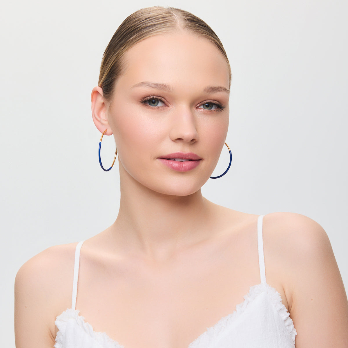 Kolczyki stalowe półokrągłe z niebieską emalią - Moderno