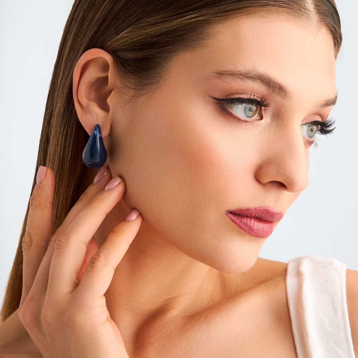 Kolczyki stalowe z granatową żywicą - łezki - Moderno