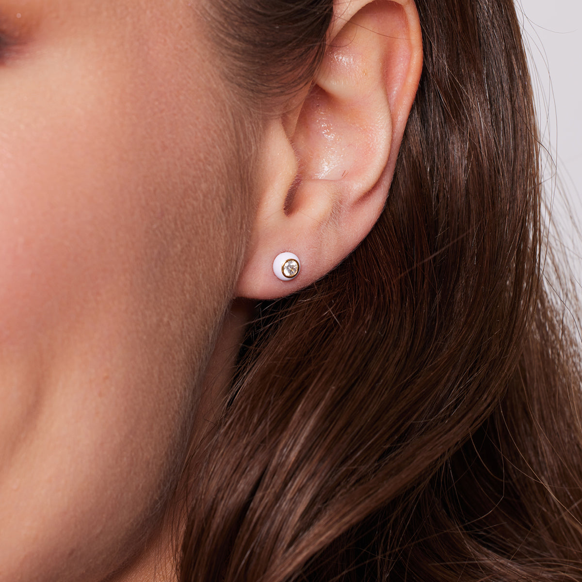 Kolczyki srebrne pozłacane z białą emalią i cyrkoniami