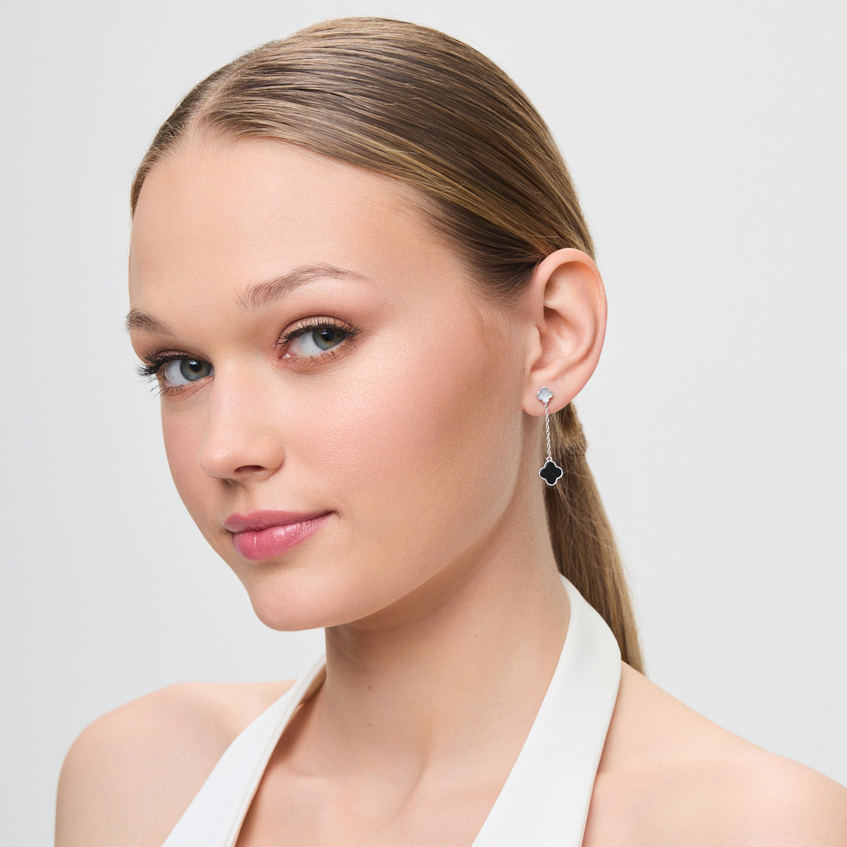 Kolczyki srebrne wiszące z masą perłową i onyksami - koniczyny