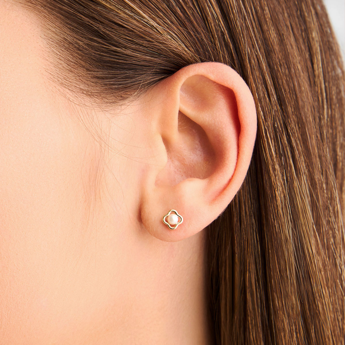 Kolczyki srebrne pozłacane z białą muszlą - kwiaty