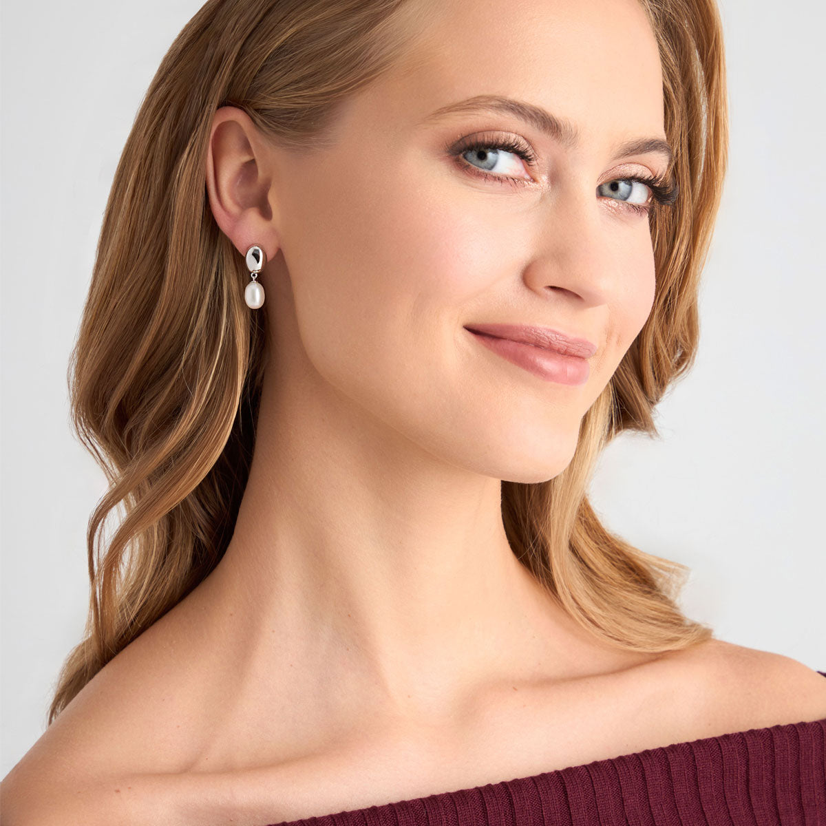 Kolczyki srebrne wiszące z perłami