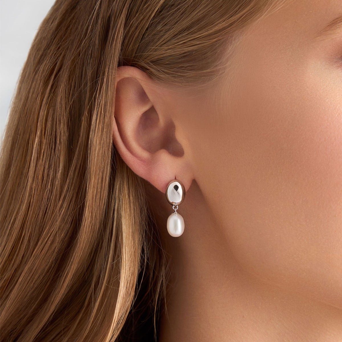 Kolczyki srebrne wiszące z perłami