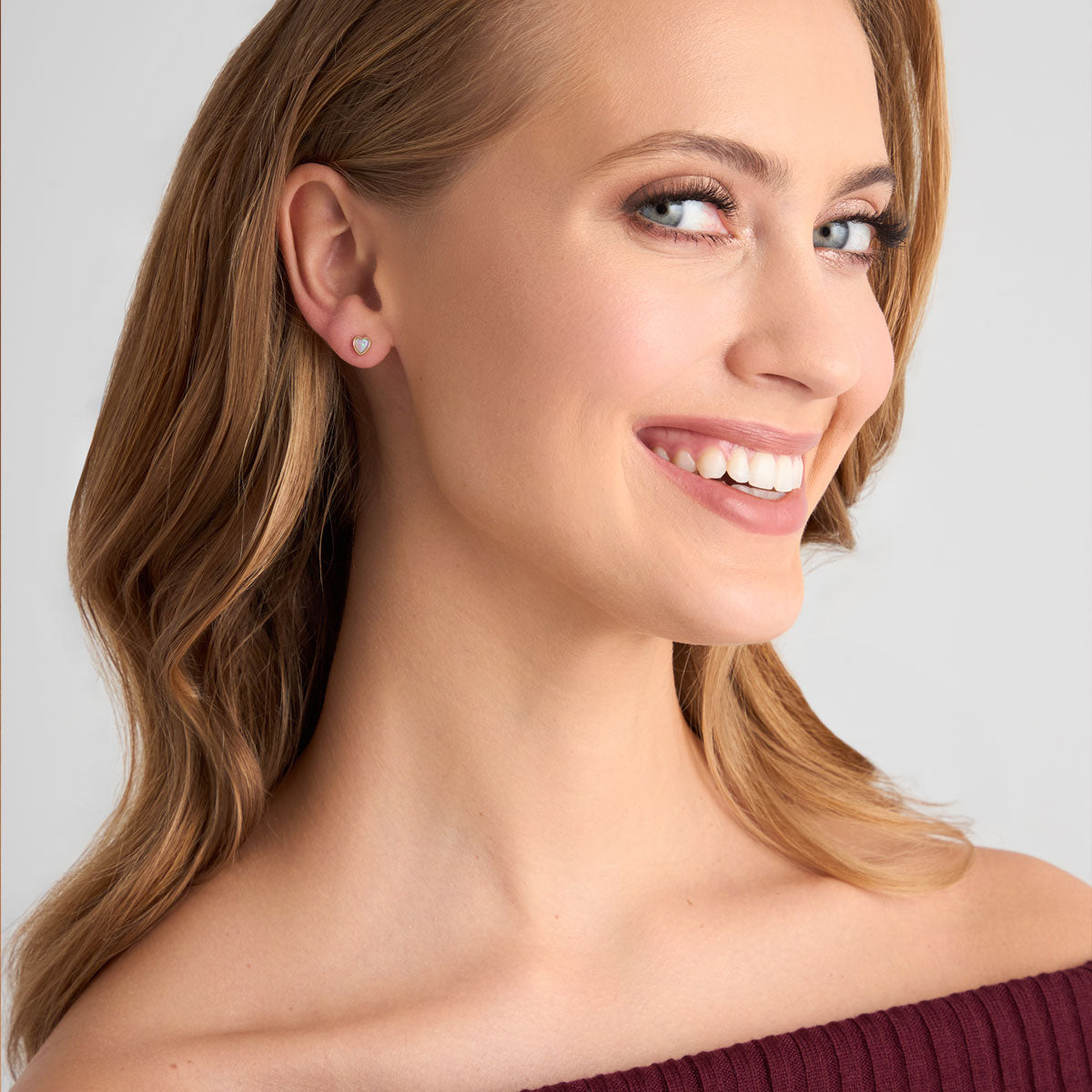 Kolczyki złote z syntetycznymi opalami - serca