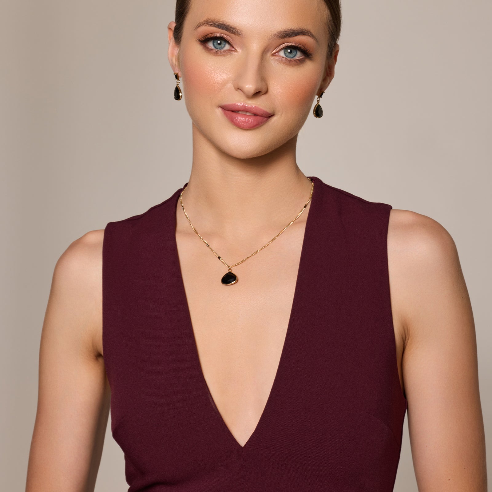 Naszyjnik z mosiądzu pozłacany z czarnym szkłem - Moderno