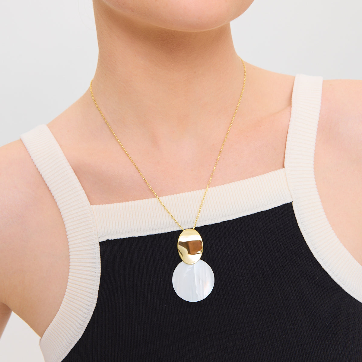 Naszyjnik z mosiądzu pozłacany z białą muszlą - Moderno