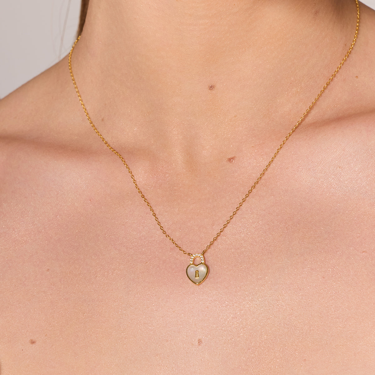 Naszyjnik srebrny pozłacany z cyrkoniami i masą perłową - serce