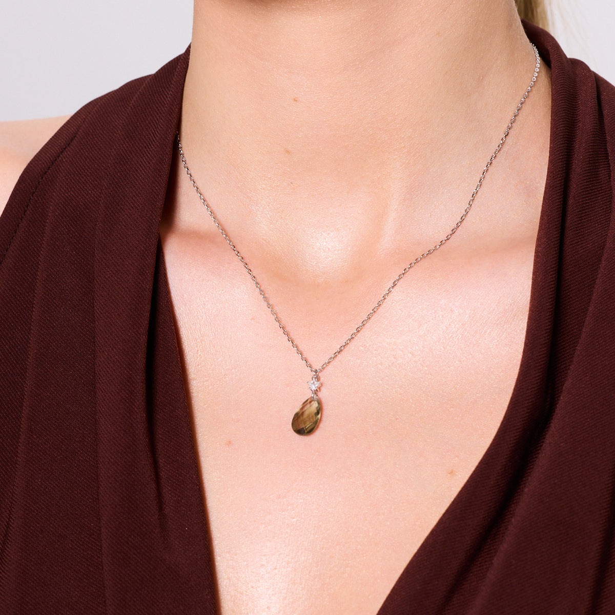 Naszyjnik srebrny z brązowym szkłem - łezka