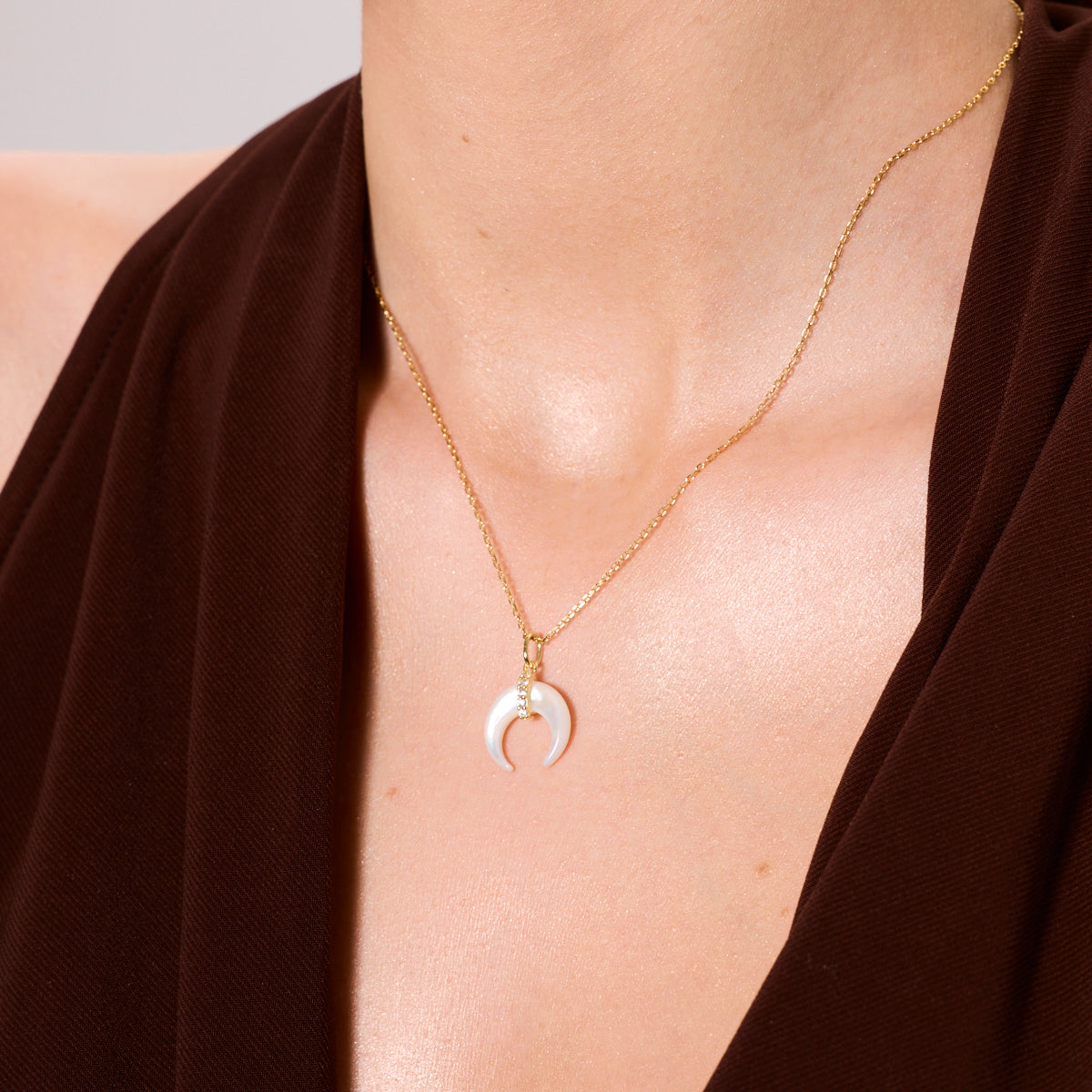 Naszyjnik srebrny pozłacany z cyrkoniami i masą perłową - księżyc