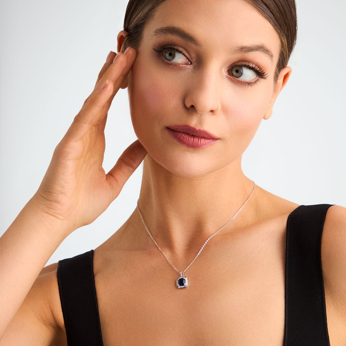 Naszyjnik srebrny z granatowymi cyrkoniami - vintage