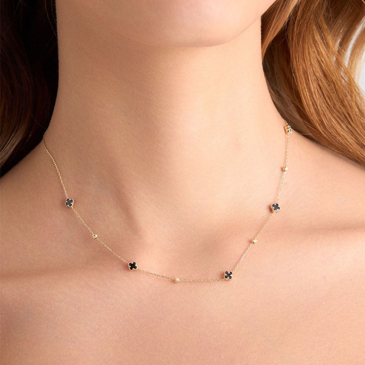 Naszyjnik złoty z czarną ceramiką - koniczyny