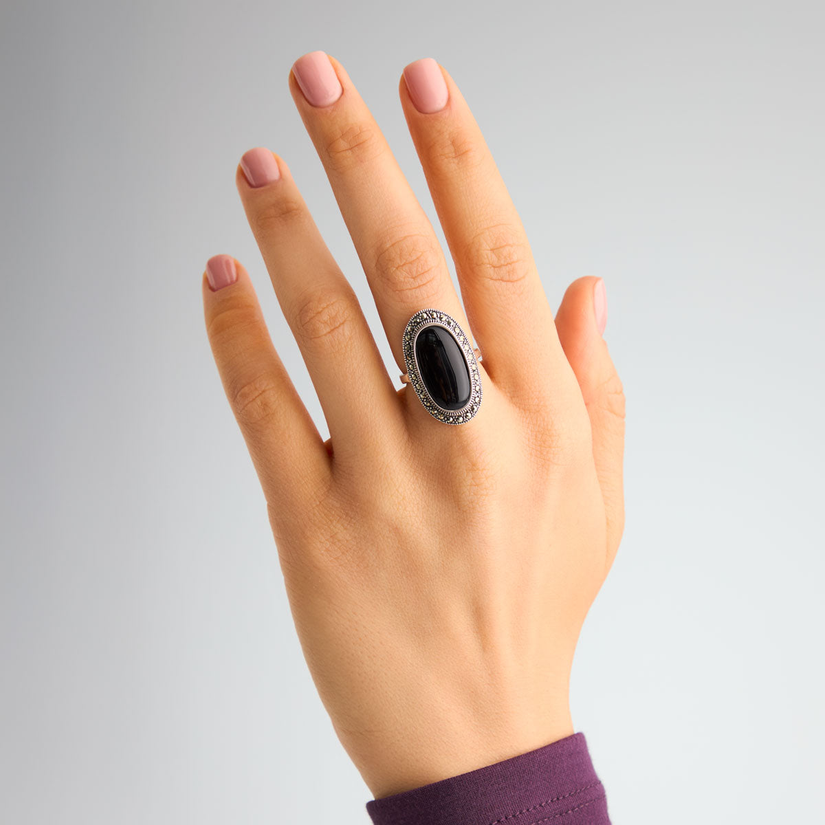 Pierścionek srebrny z onyksem i markazytami