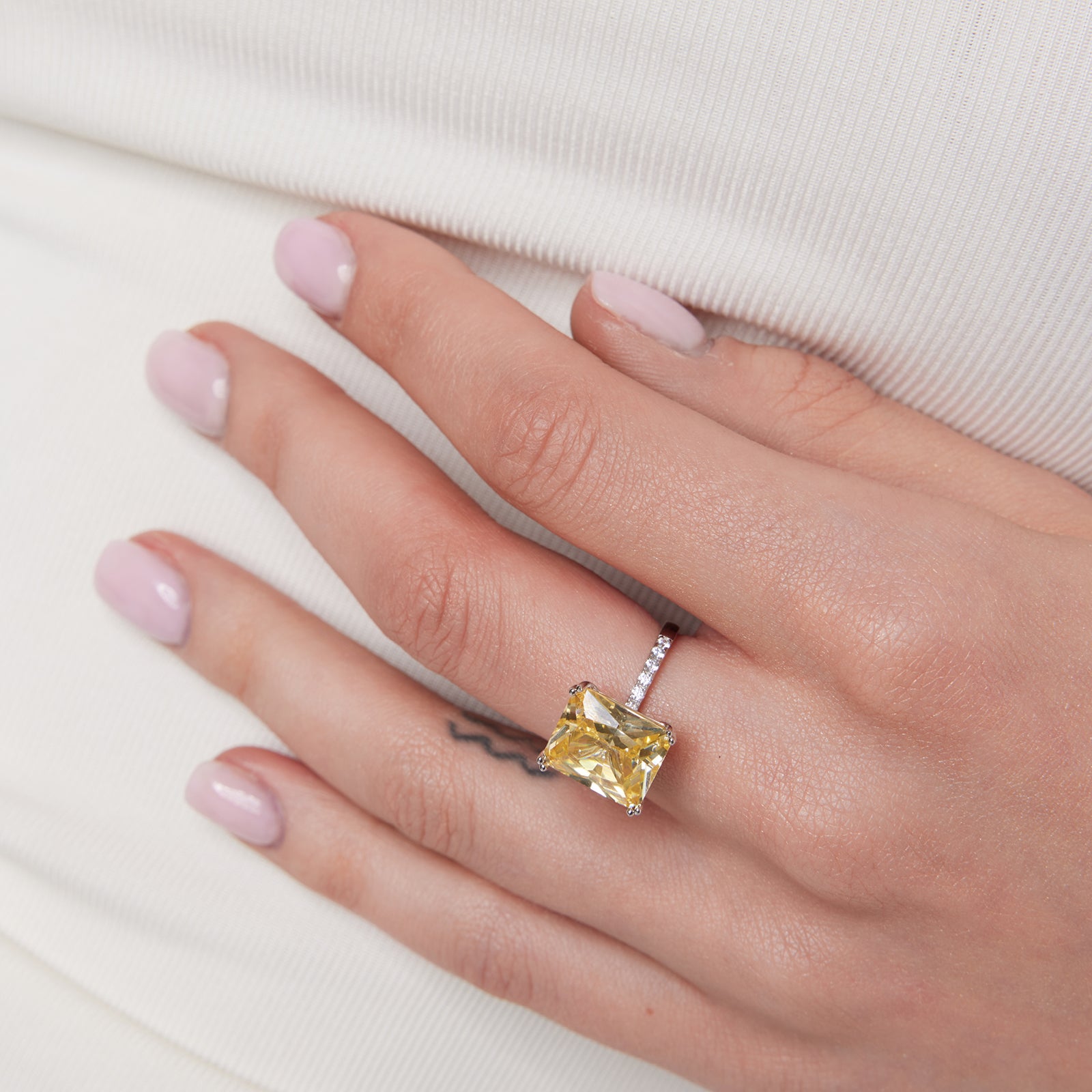 Pierścionek srebrny z żółtą cyrkonią