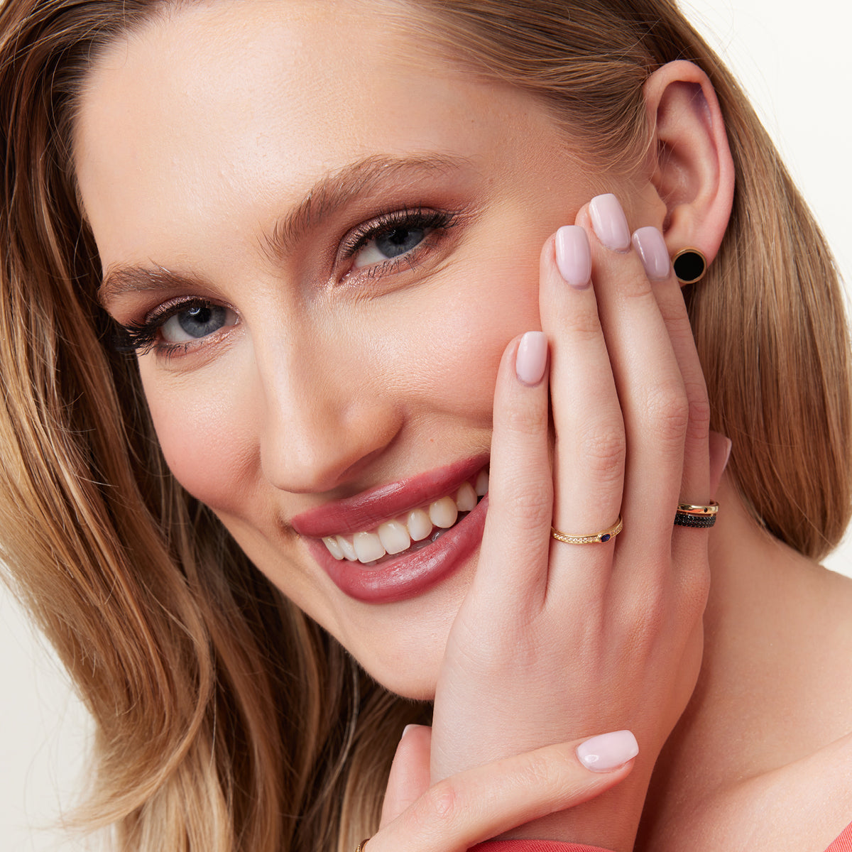 Pierścionek złoty z czarnymi cyrkoniami