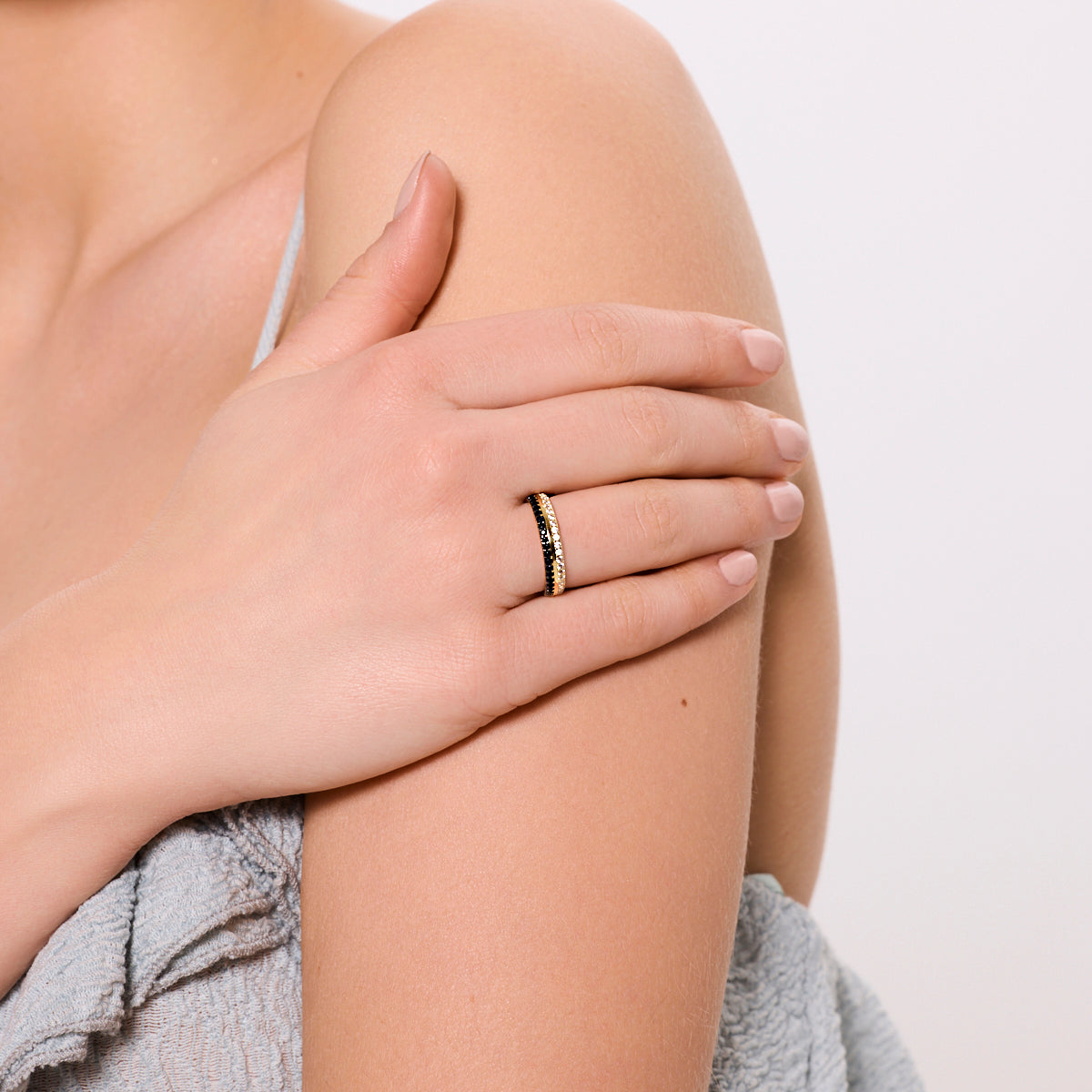 Pierścionek złoty z czarnymi cyrkoniami