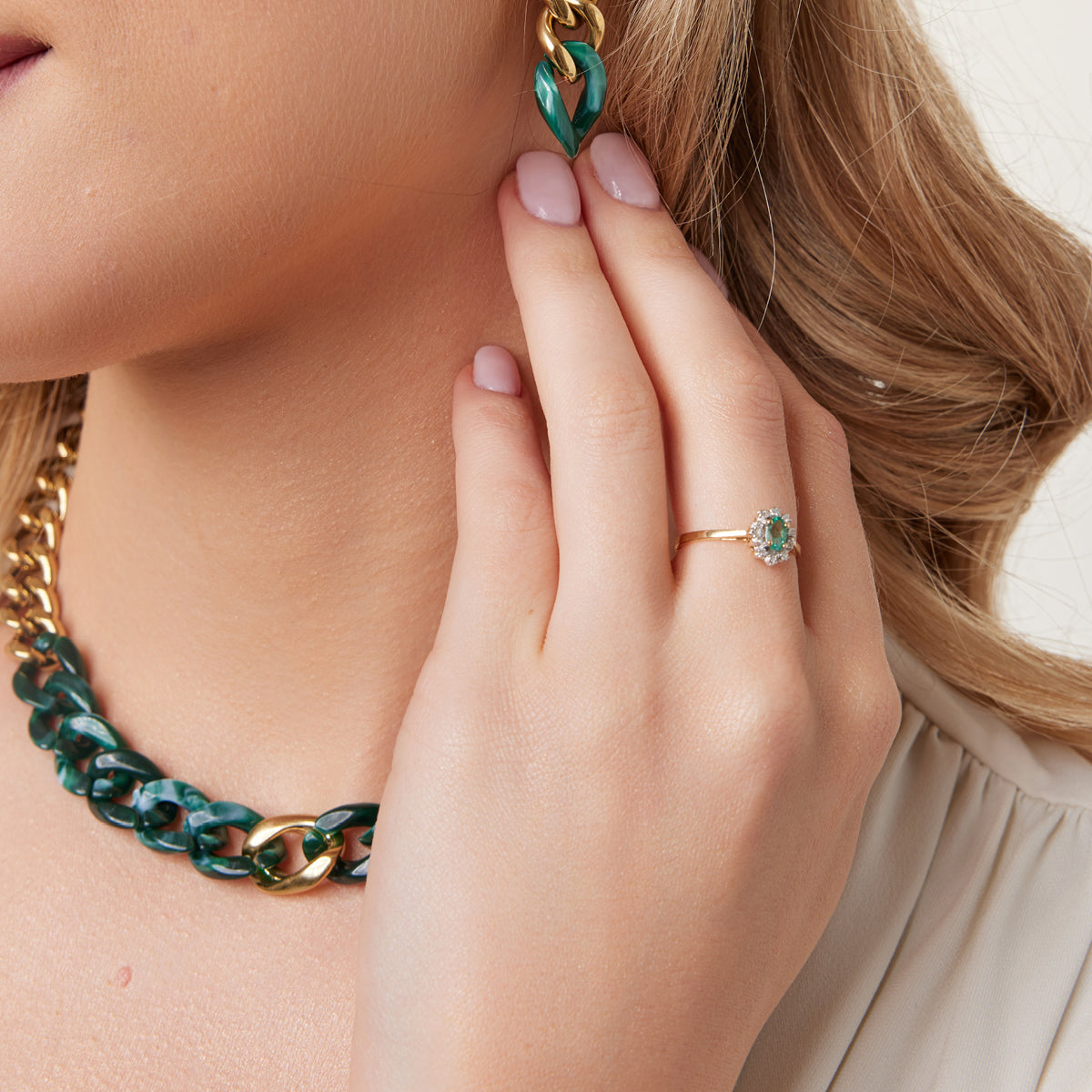 Pierścionek złoty ze szmaragdem i diamentami