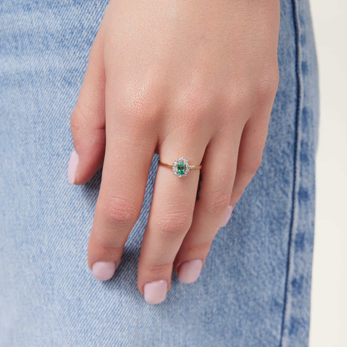 Pierścionek złoty ze szmaragdem i diamentami