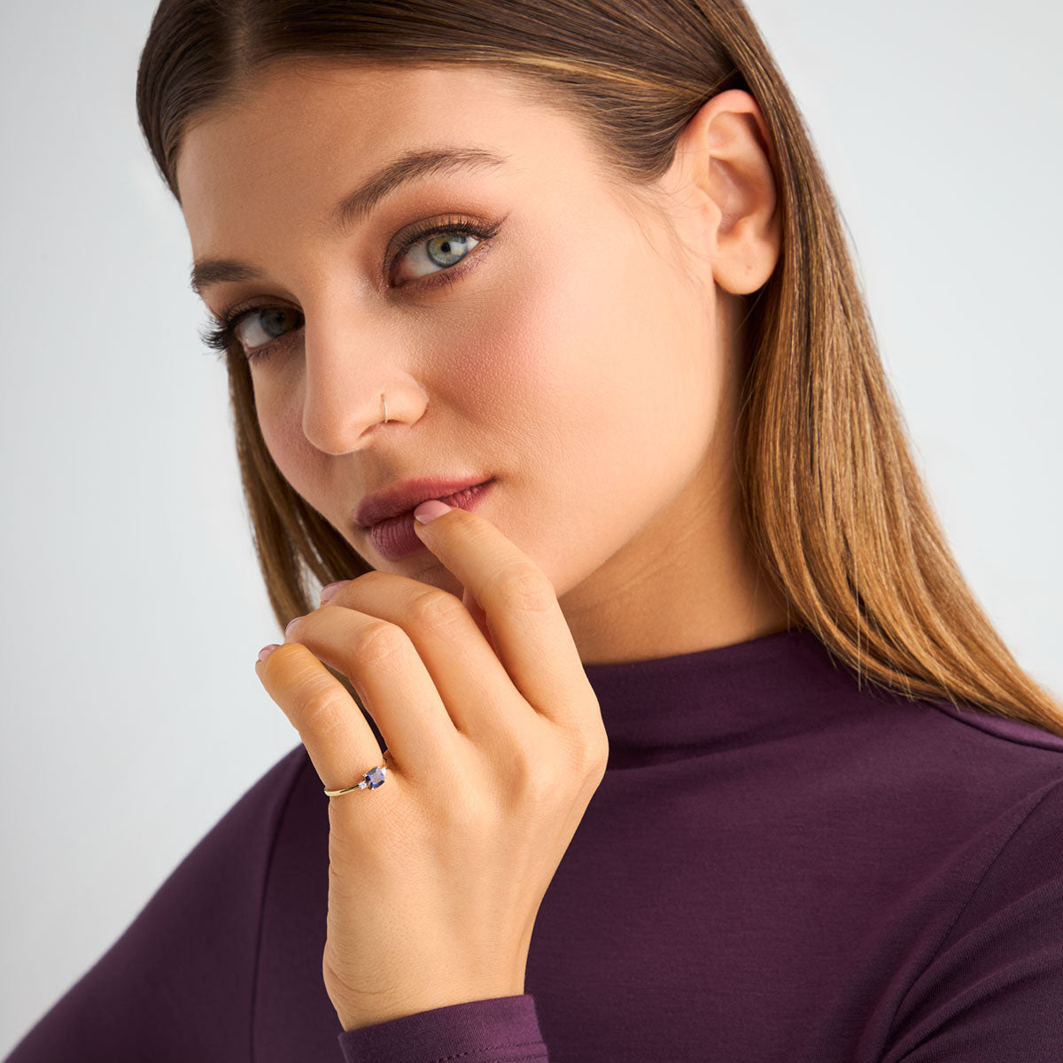 Pierścionek złoty z iolitem i diamentami