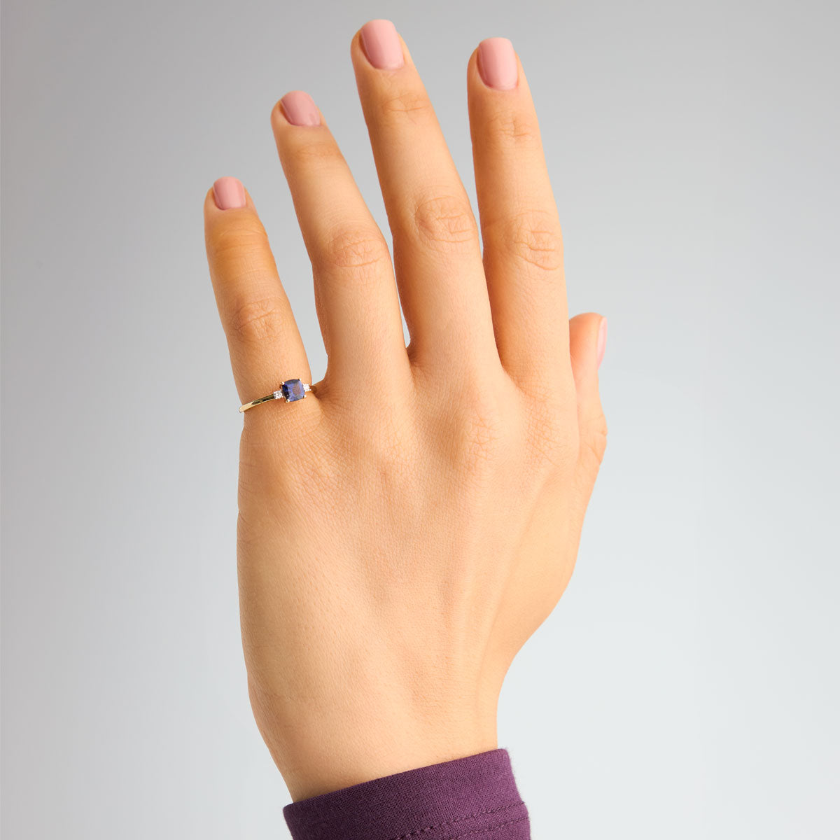 Pierścionek złoty z iolitem i diamentami