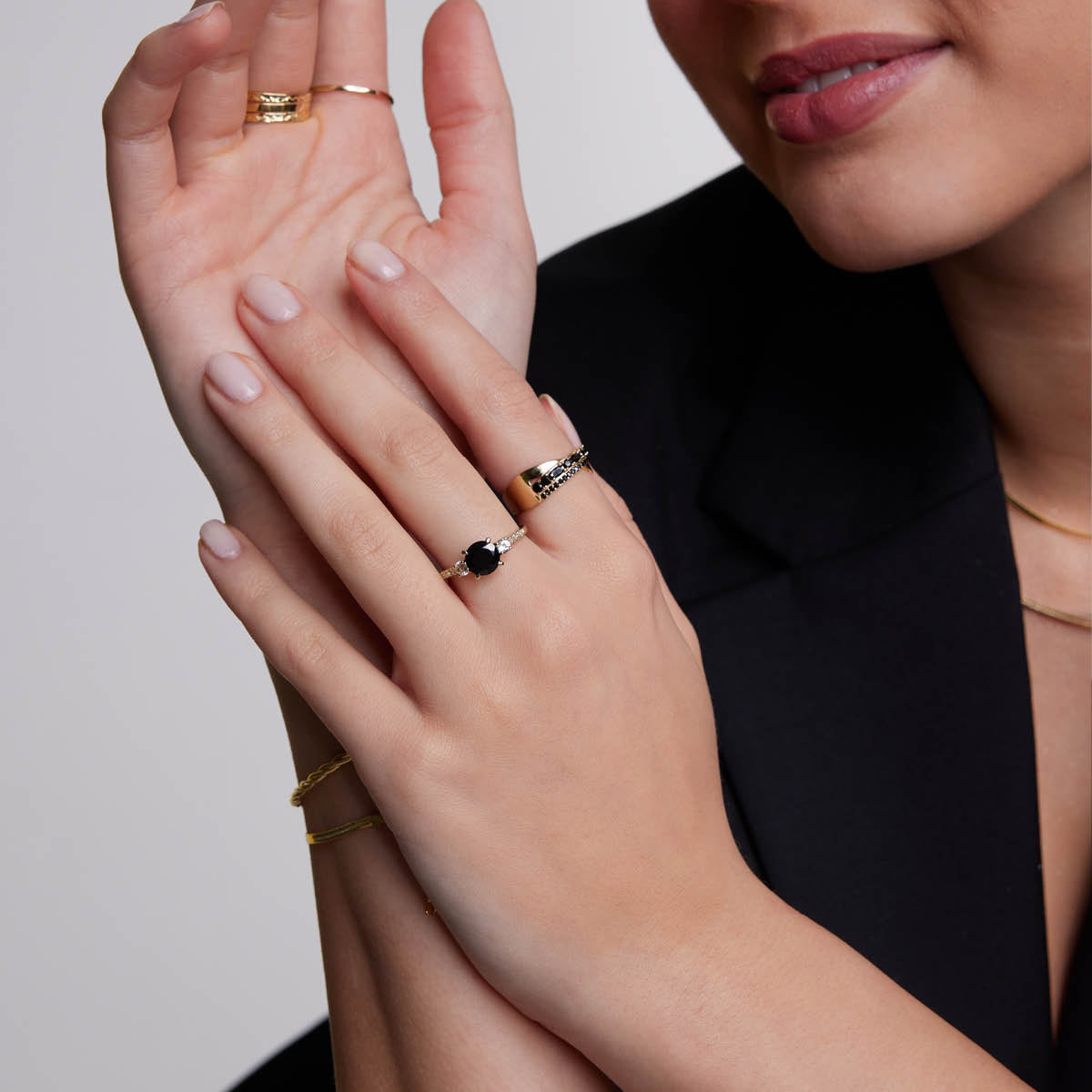 Pierścionek złoty z onyksem, topazami i diamentami