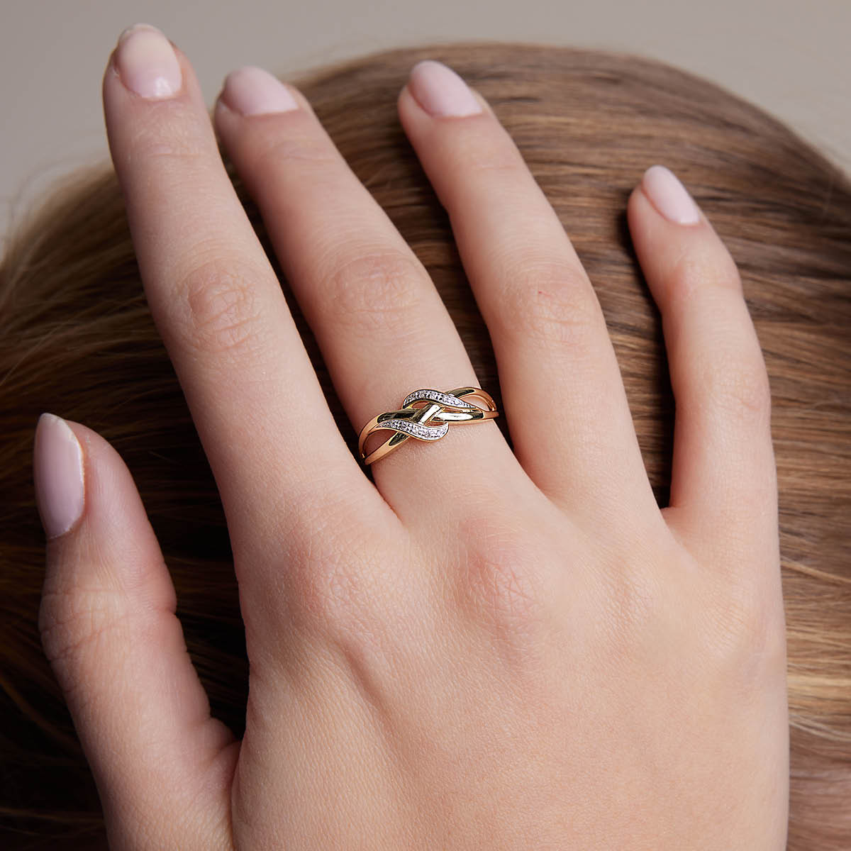 Pierścionek złoty z diamentami - przeplatany