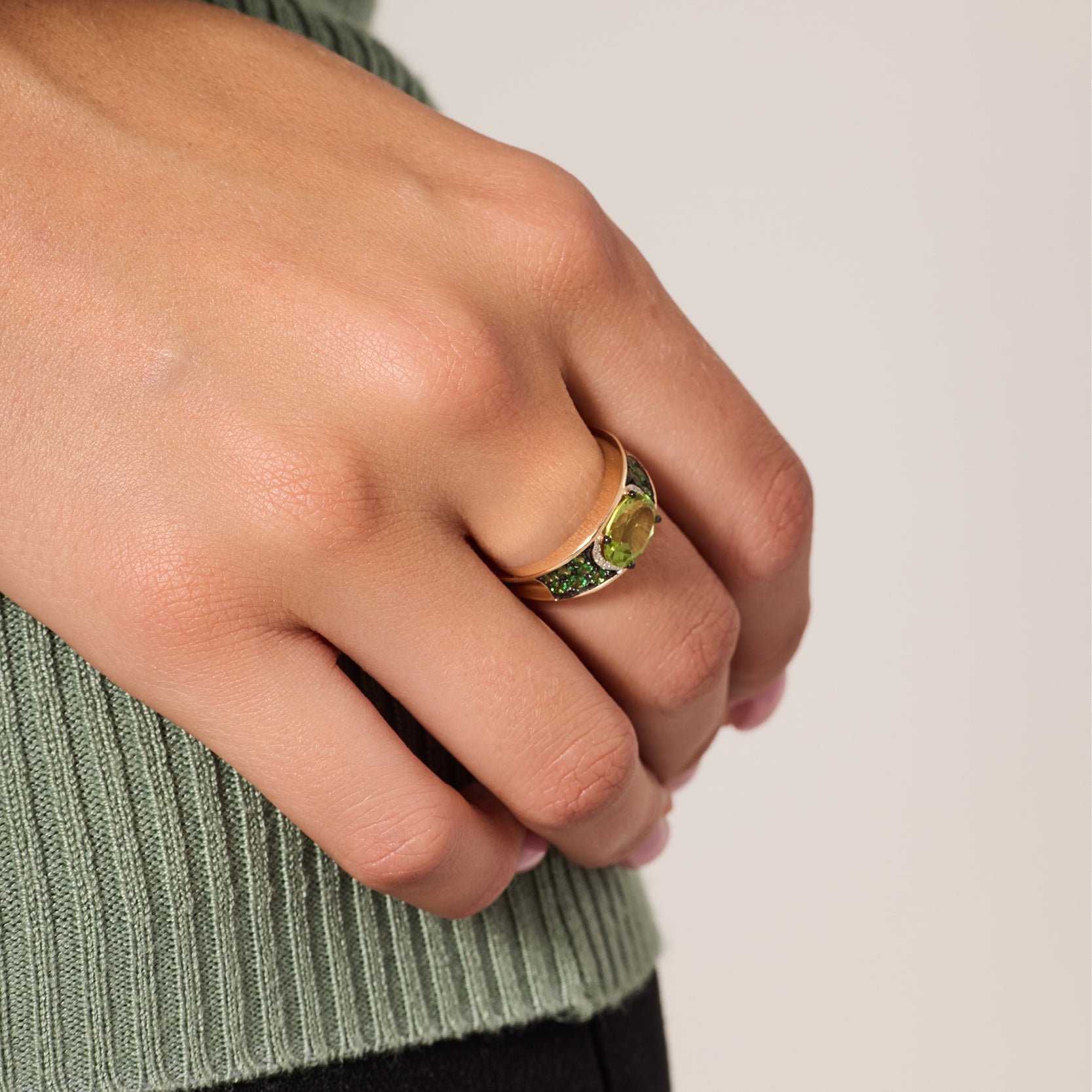 Pierścionek złoty z peridotem, granatami oraz diamentami