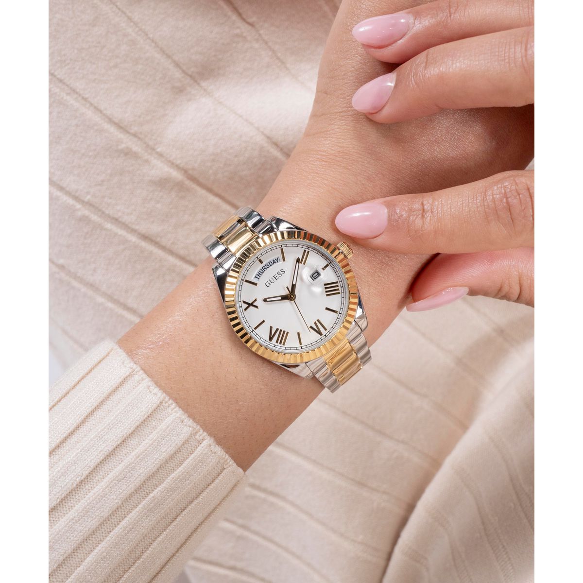 Zegarek na srebrno-złotej bransolecie - Guess Luna