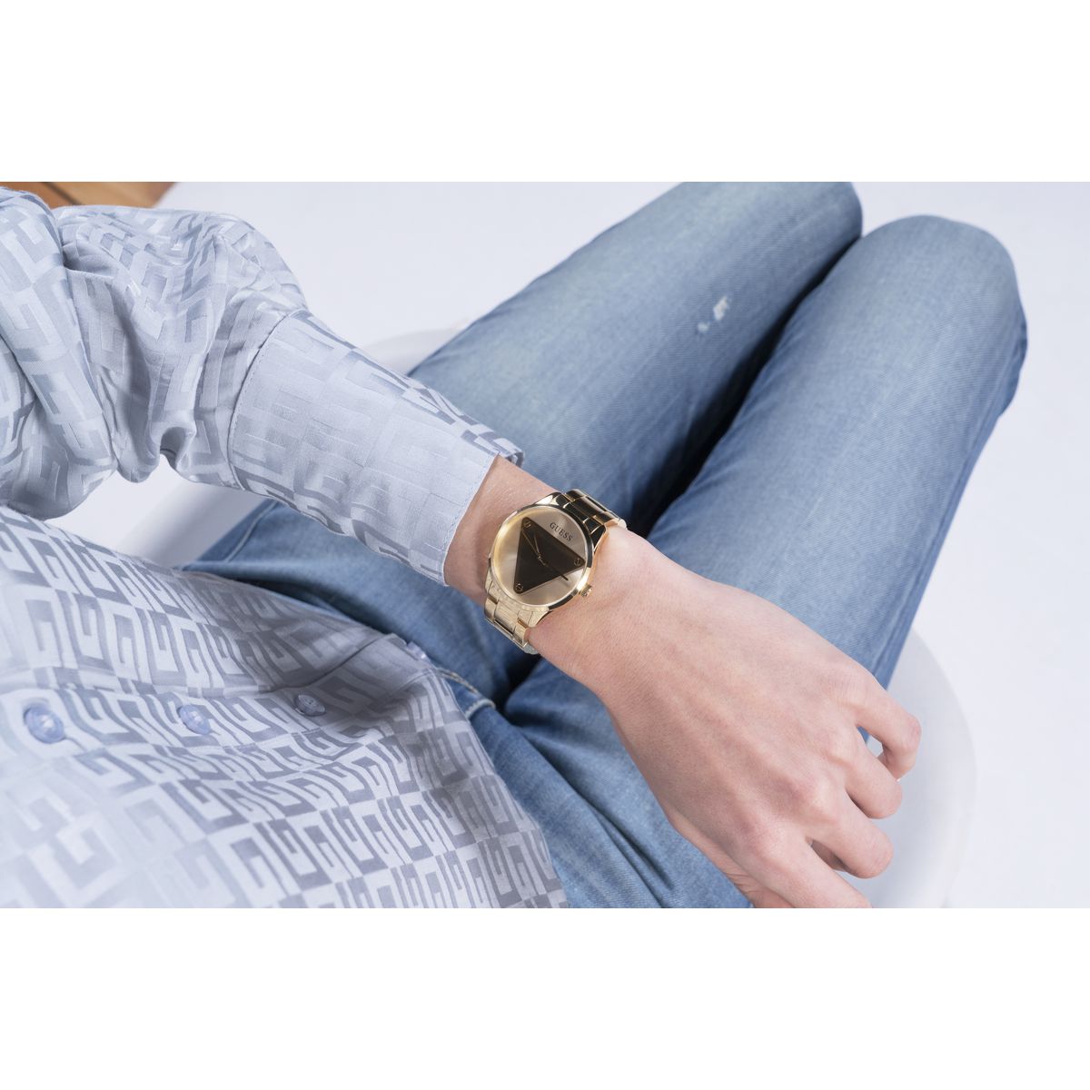 Zegarek na złotej bransolecie - Guess Emblem