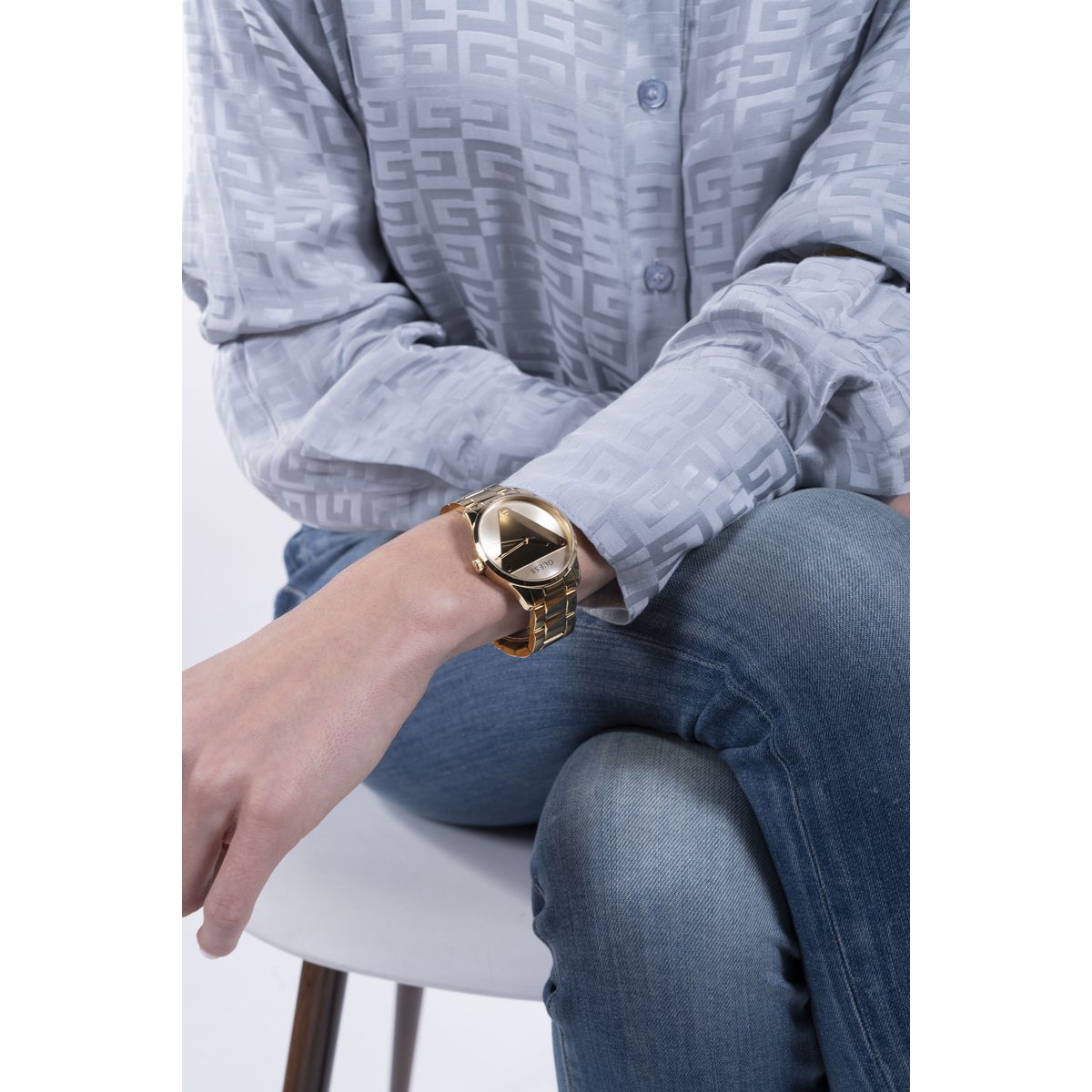 Zegarek na złotej bransolecie - Guess Emblem