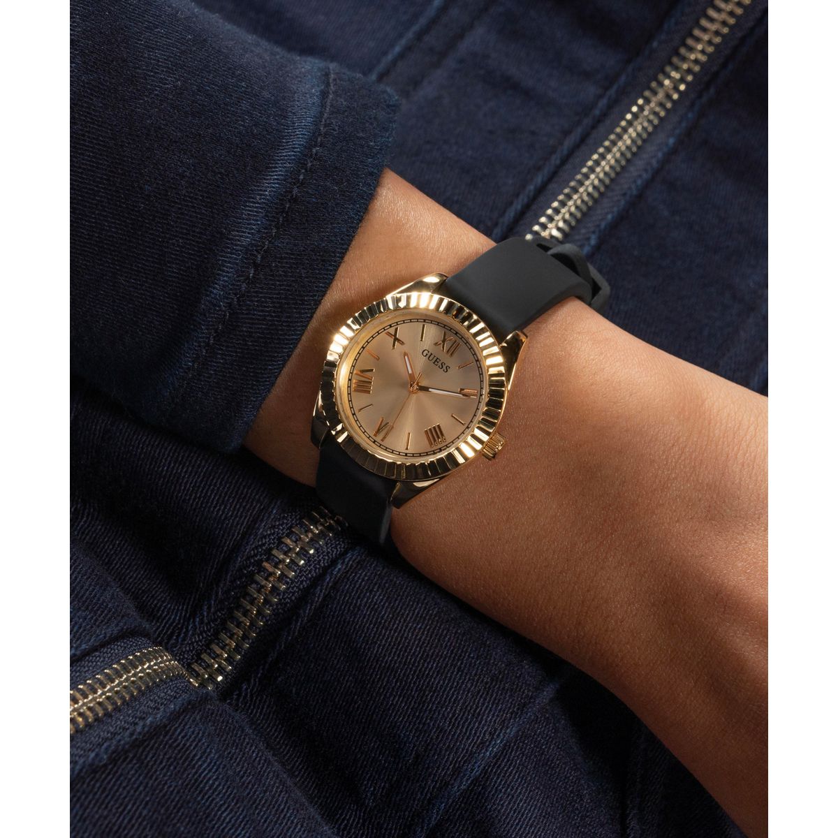 Zegarek na czarnym pasku - Guess Mini Luna