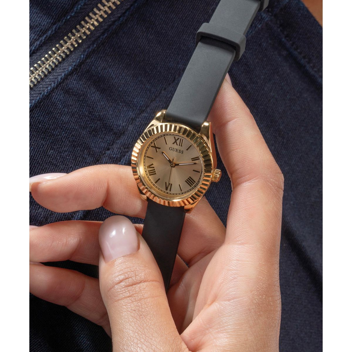 Zegarek na czarnym pasku - Guess Mini Luna