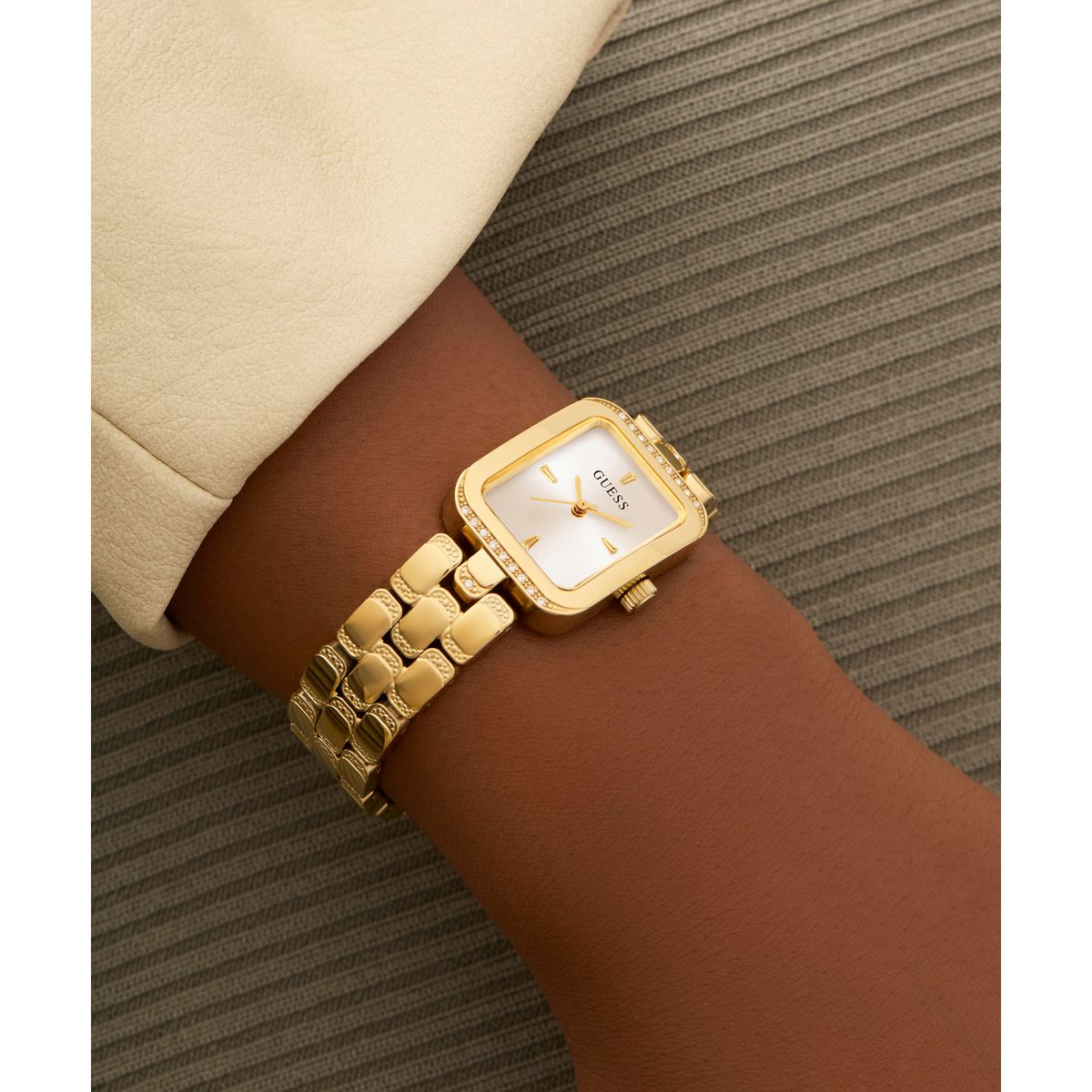 Zegarek na złotej bransolecie - Guess Isla