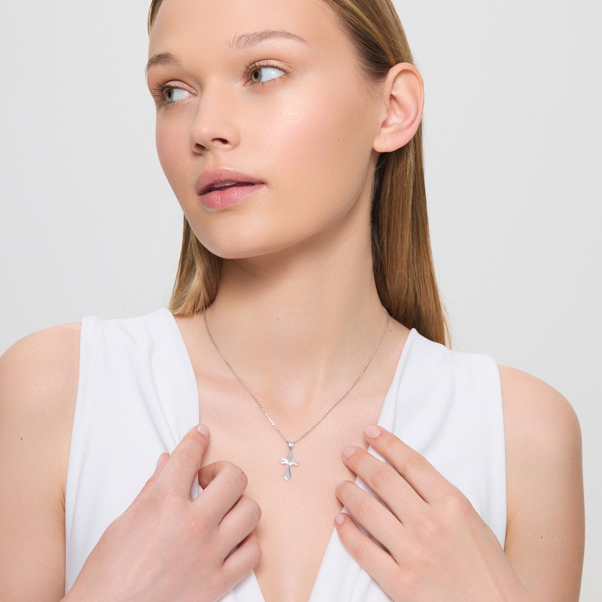 Zawieszka srebrna - krzyżyk