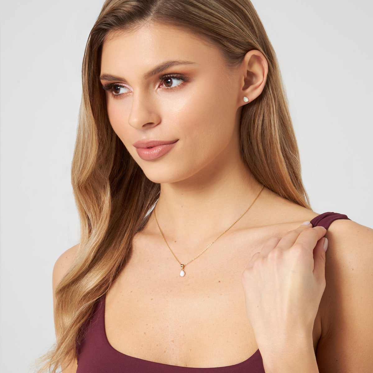 Zawieszka złota z syntetycznym opalem- łezka