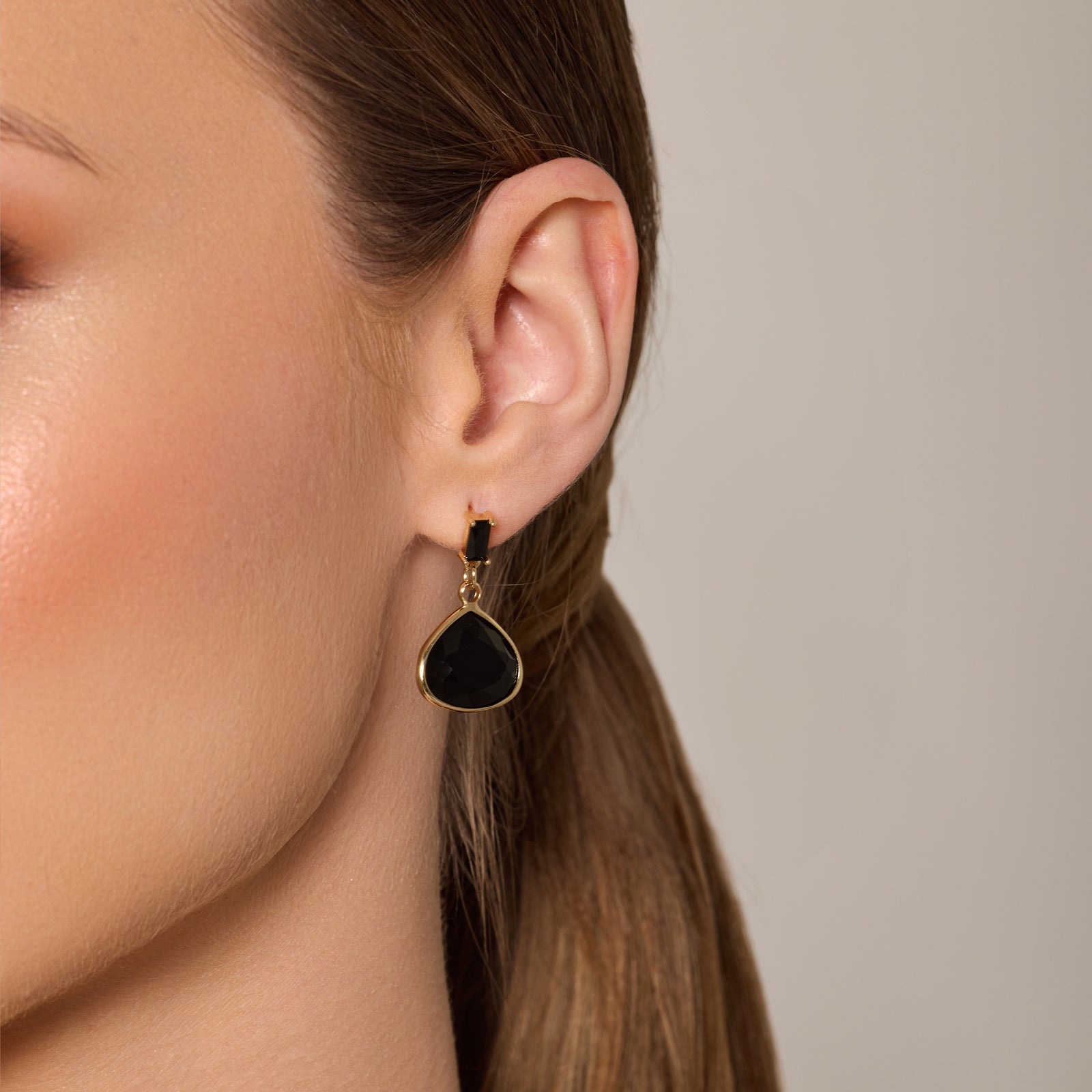 Komplet biżuterii z mosiądzu pozłacany z czarnym oczkiem