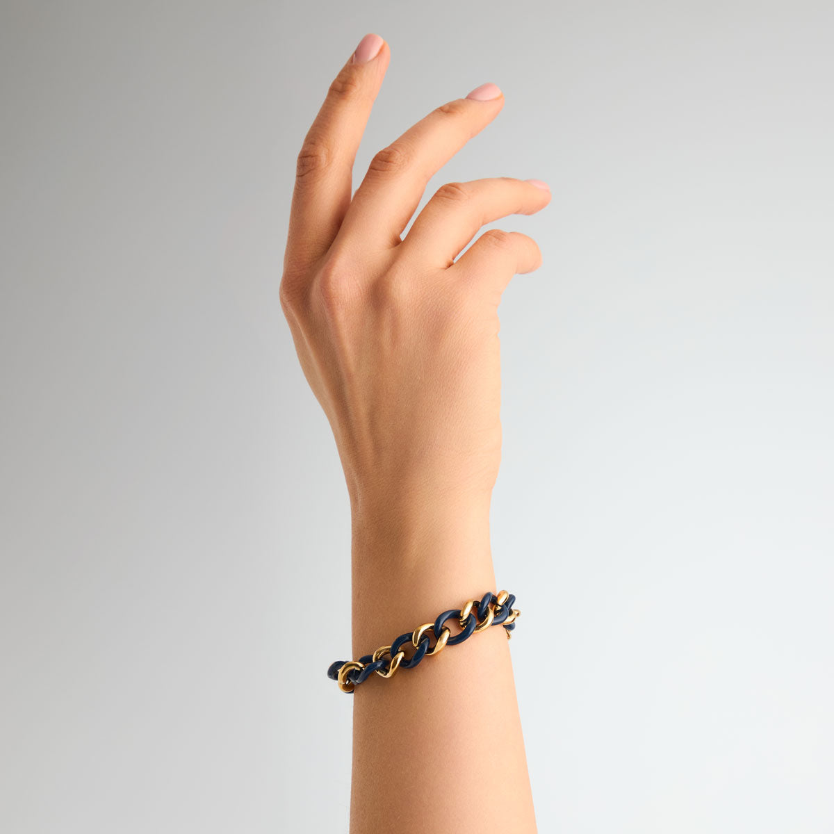 Bransoletka stalowa z granatową żywicą