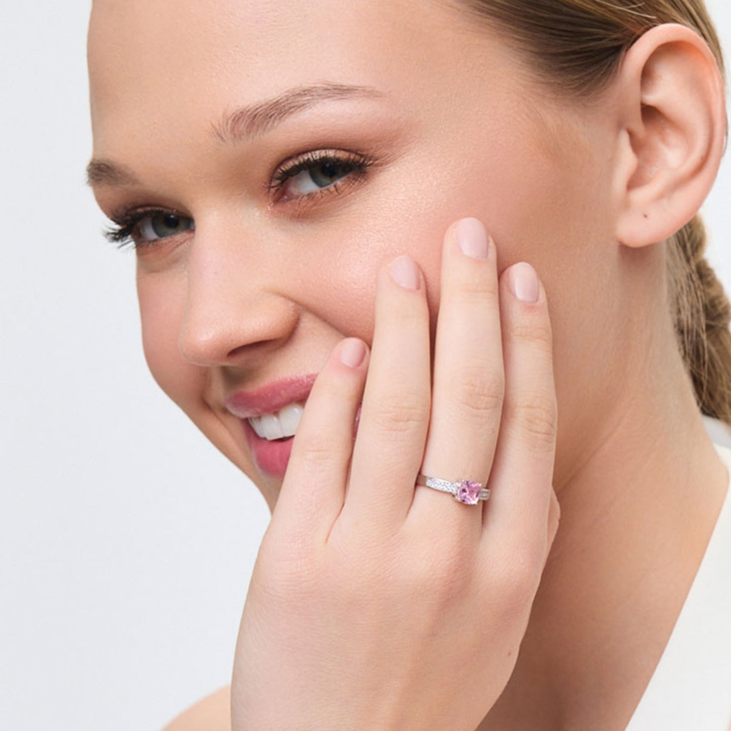 Modelka z pierścionkiem