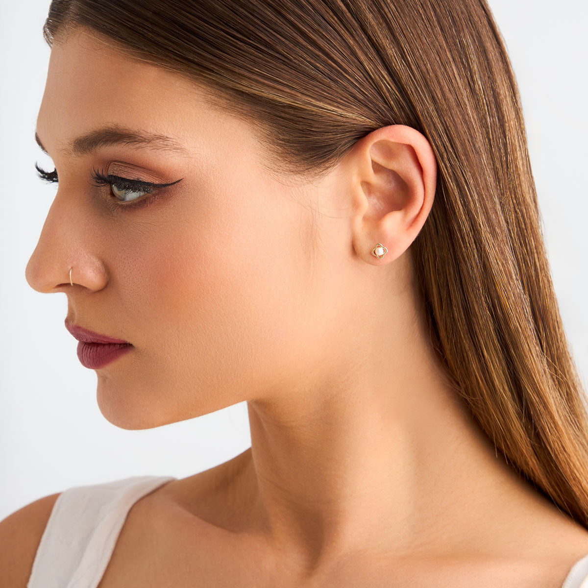 Kolczyki srebrne pozłacane z białą muszlą - kwiaty