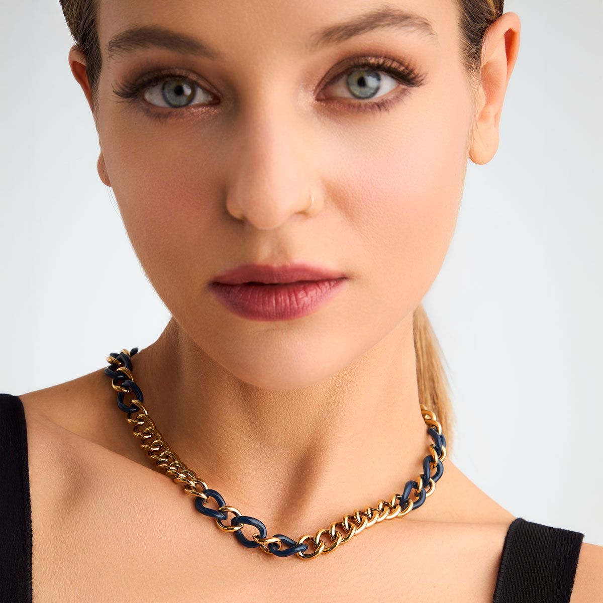 Naszyjnik stalowy z granatową żywicą