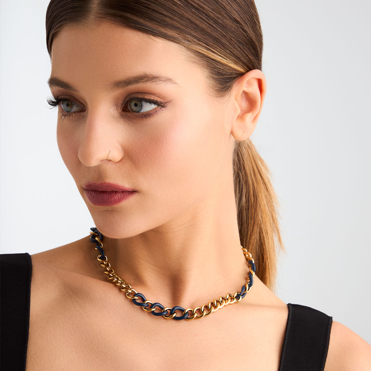 Naszyjnik stalowy z granatową żywicą