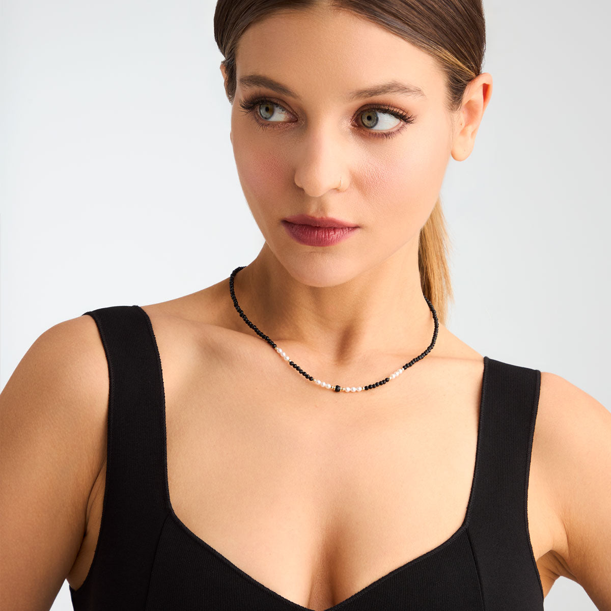 Naszyjnik srebrny pozłacany z onyksem i perłami - kulki