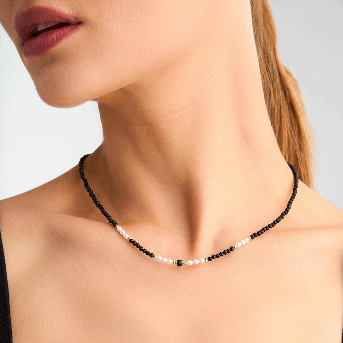 Naszyjnik srebrny pozłacany z onyksem i perłami - kulki
