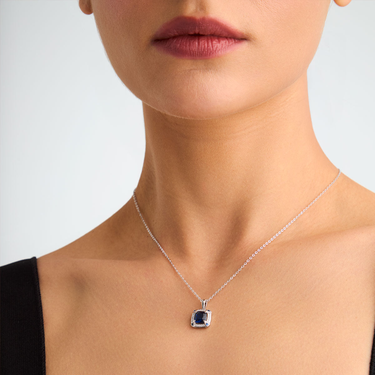 Naszyjnik srebrny z granatowymi cyrkoniami - vintage