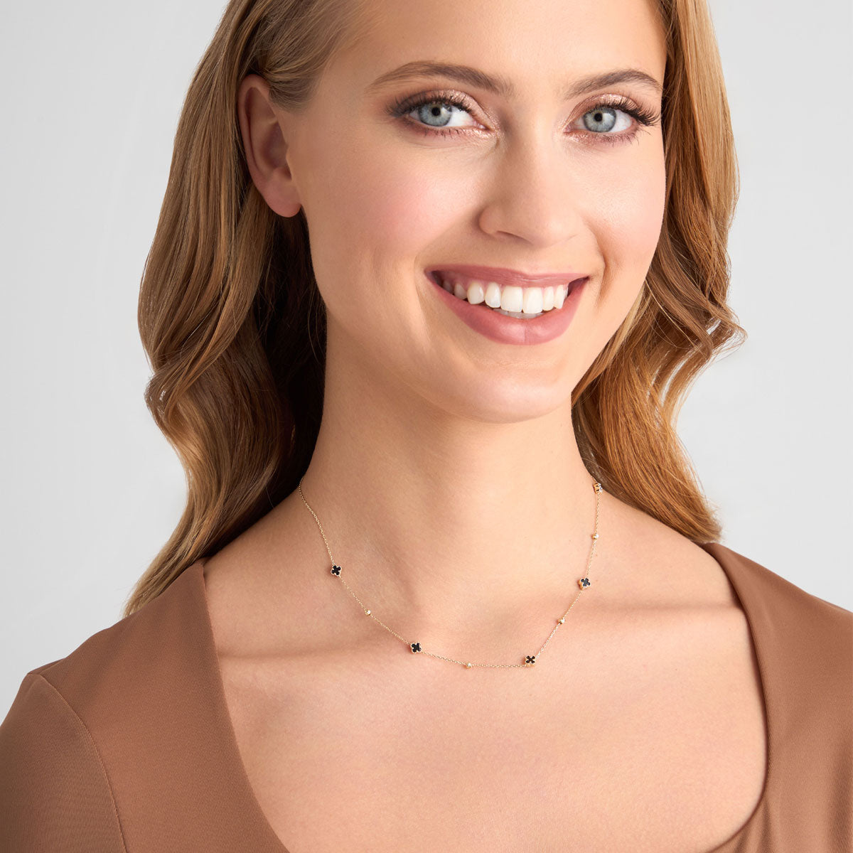 Naszyjnik złoty z czarną ceramiką - koniczyny