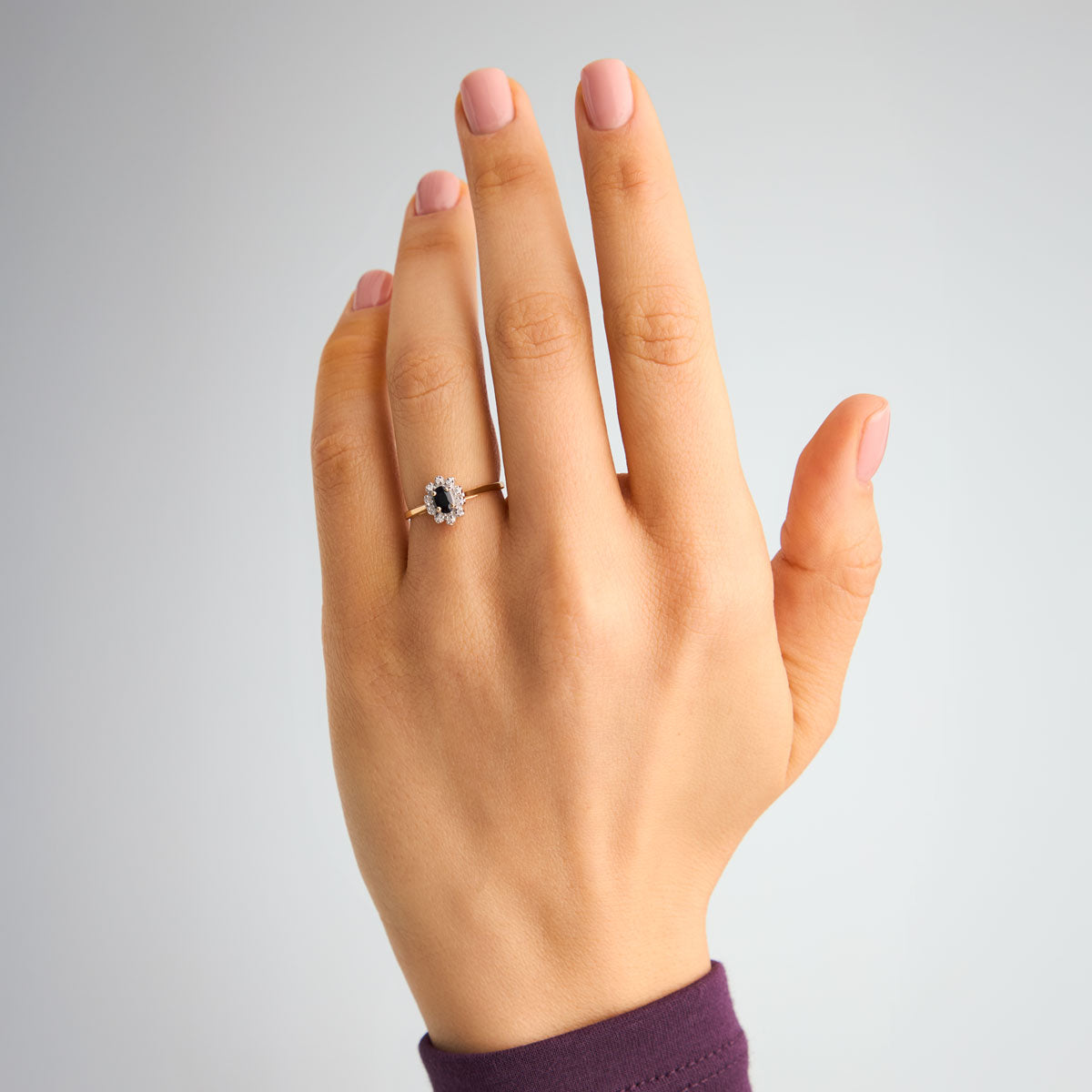 Pierścionek z dwukolorowego złota z szafirem i diamentami