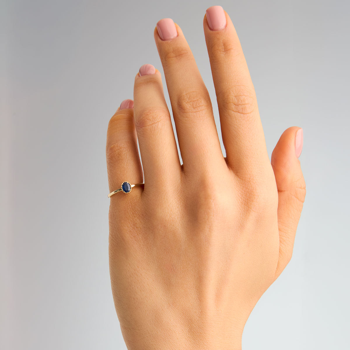 Pierścionek złoty z szafirem